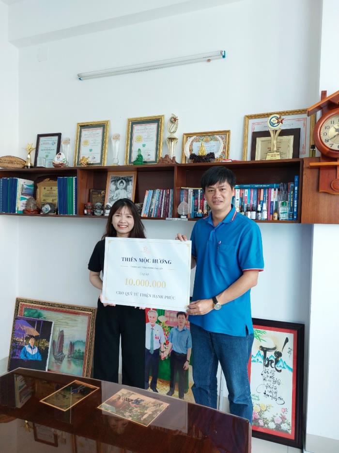 Công ty Thiên Mộc Hương đến thăm và trao tặng hiện kim ủng hộ cho Quỹ (28/05/2022)
